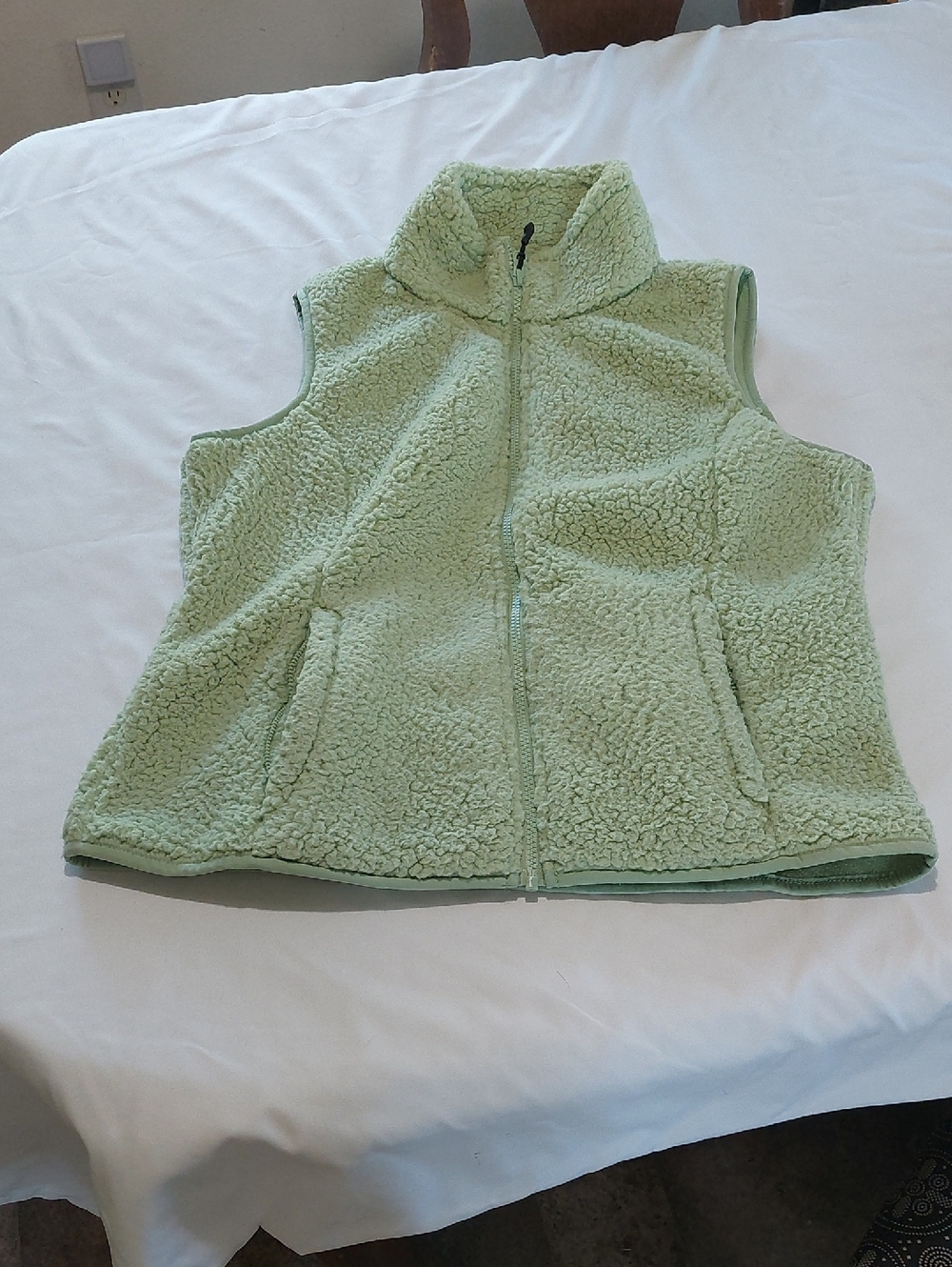 Amazon Essentials Light Green Sherpa Fleece Vest .Size M